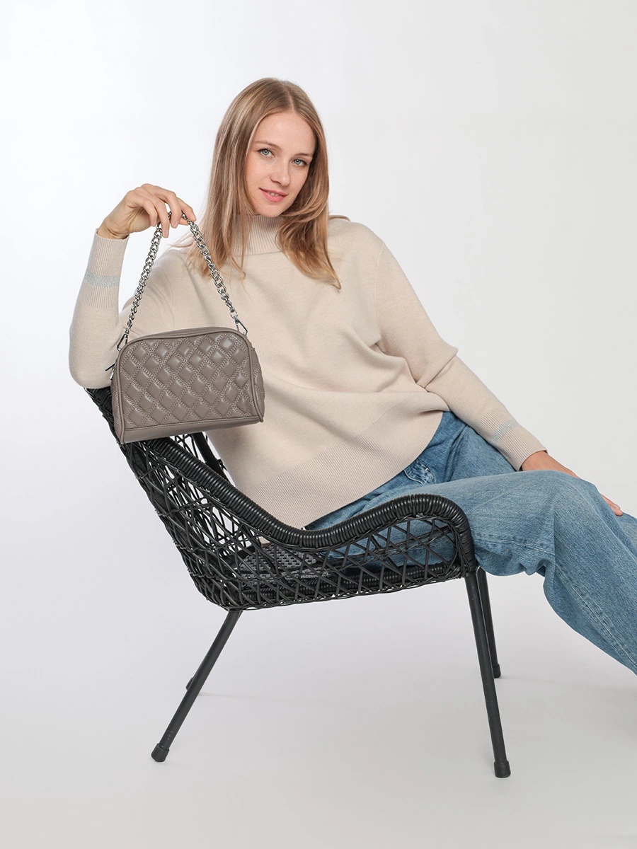 Сумка кроссбоди-мини серого цвета с декоративной строчкой